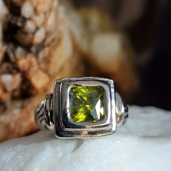Vintage Silver Ring with Green Gemstone - Picture 2 of 5